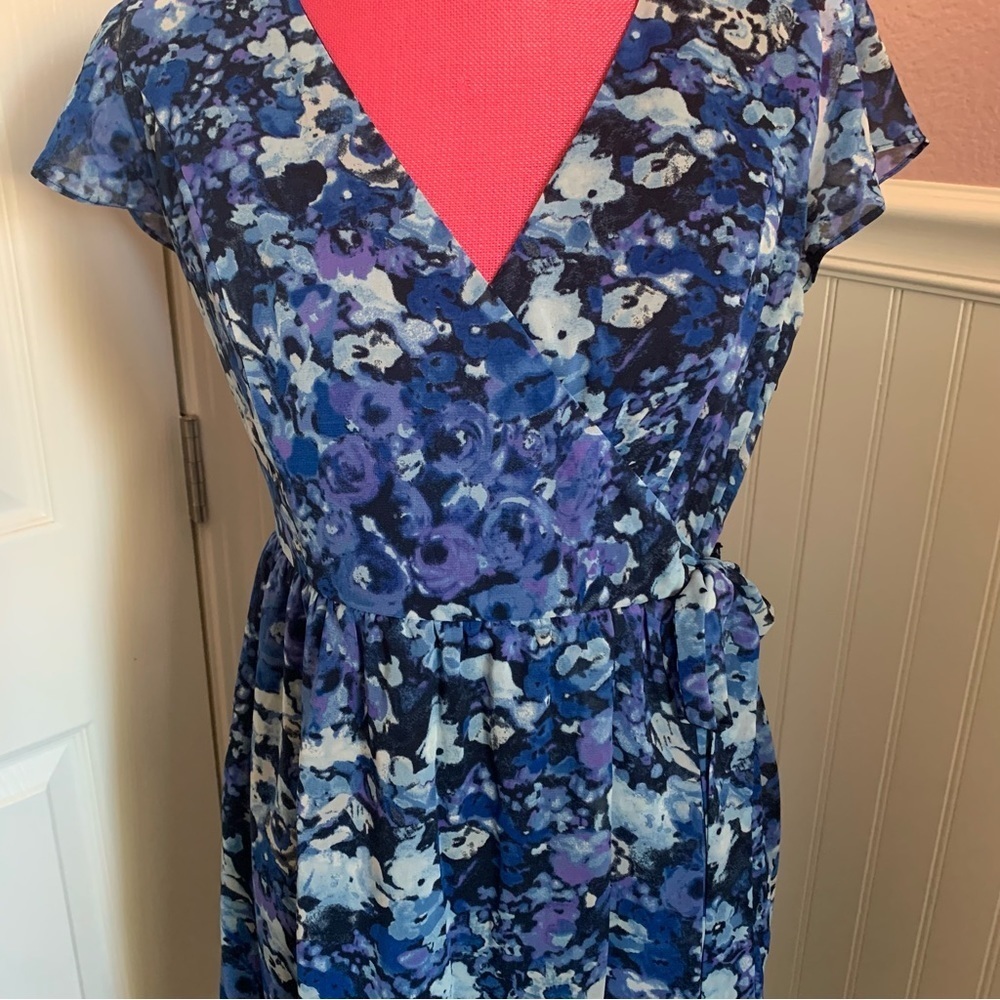 Blue Flowered Net Wrap-Type Dress, never worn, V-neck, size 6 - Picture 3 of 6